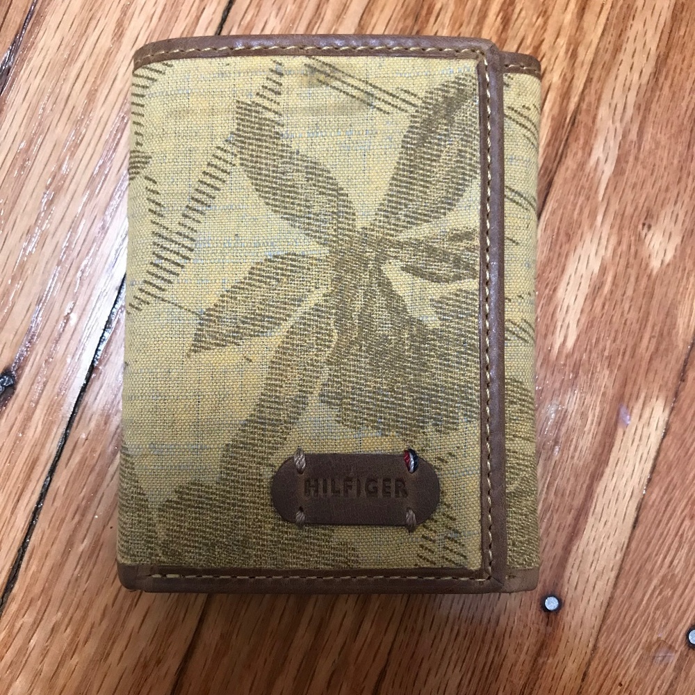 NWOT TOMMY HILFIGER LT YELLOW/TAN TRIFOLD WALLET